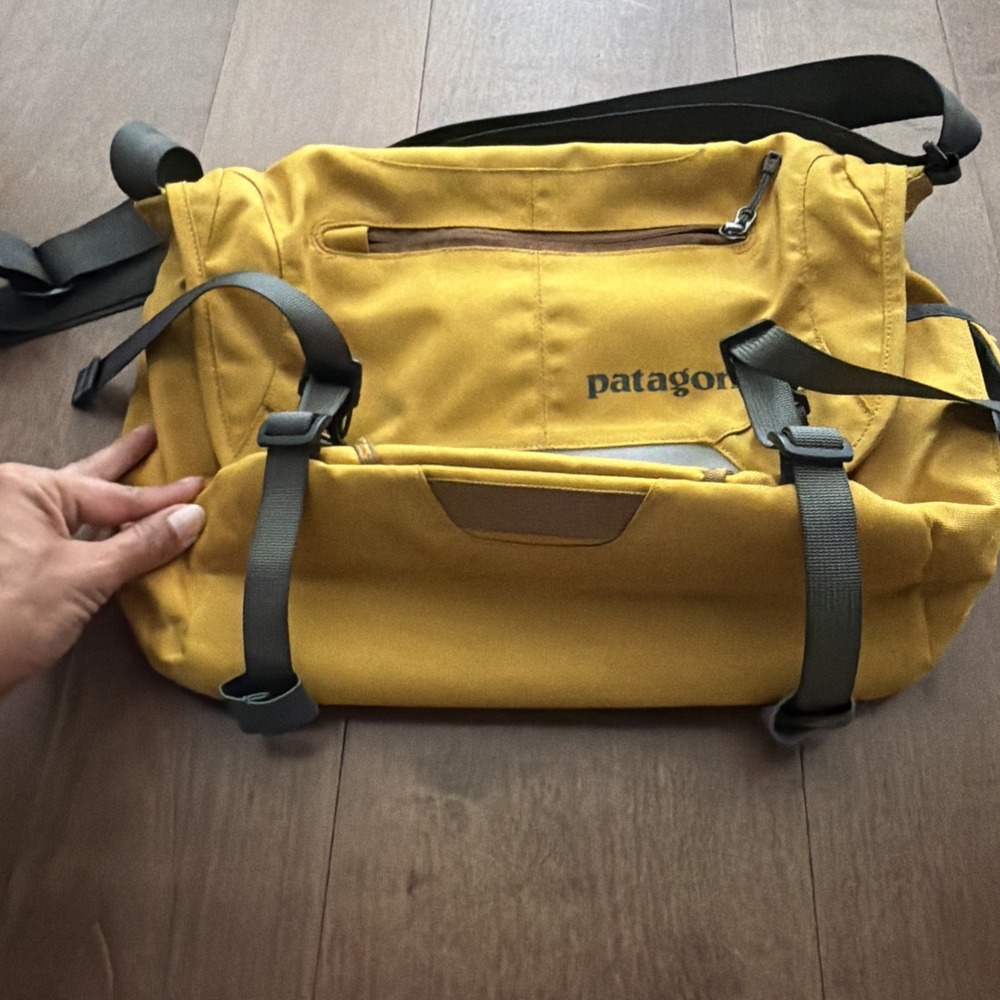 Patagonia Messenger Bag Crossbody Travel Computer Bag Mustard Medium - Picture 3 of 6